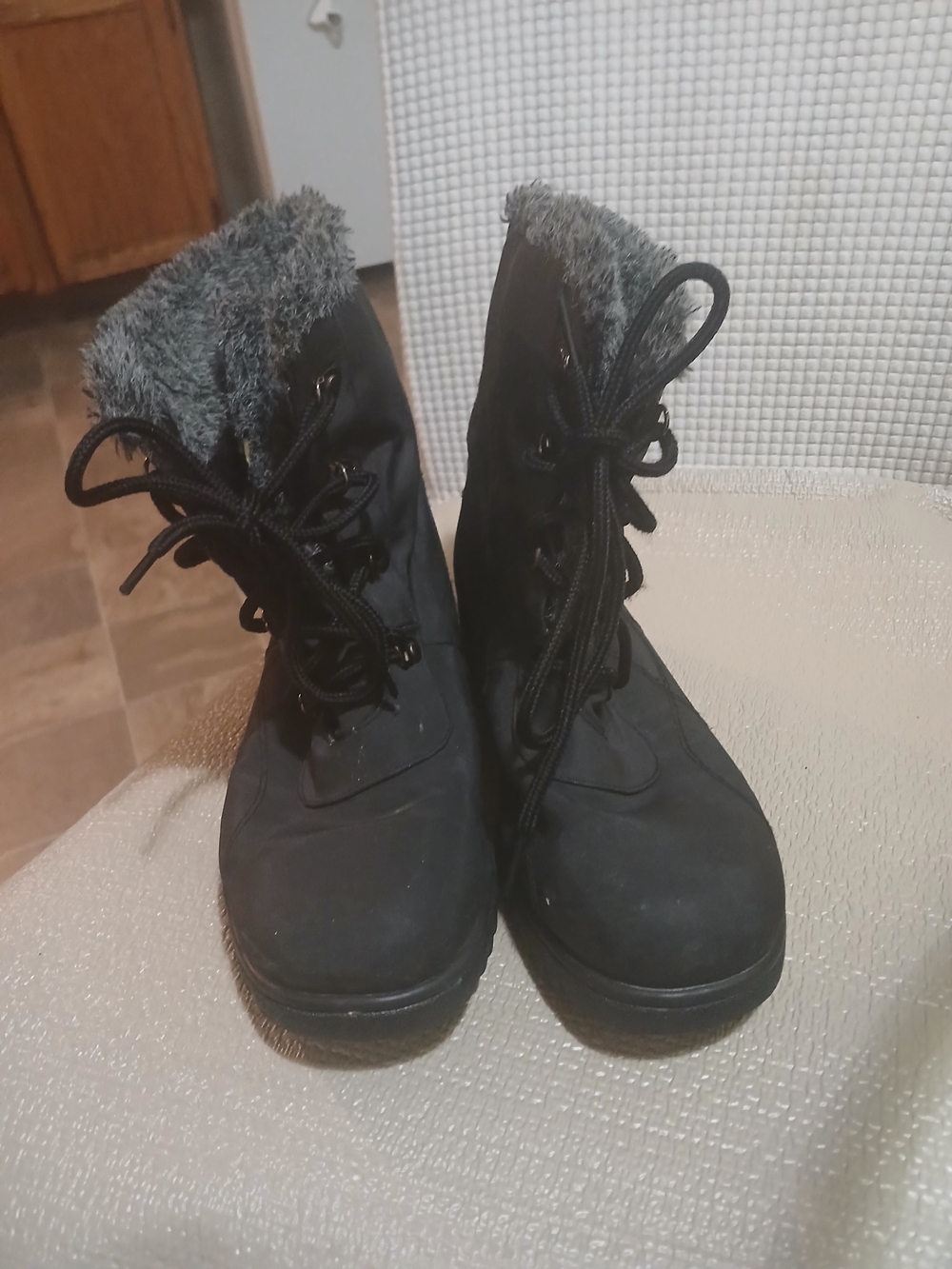 totes Black Lace-Up Winter Boots with Gray Faux Fur Trim Size 8